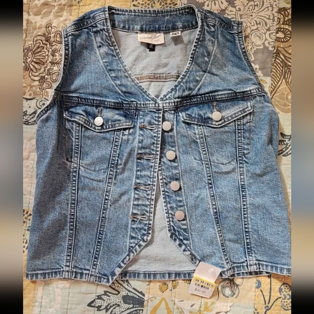 (SOLD ON MERC) Cute Univeral Thread Denim Vest
